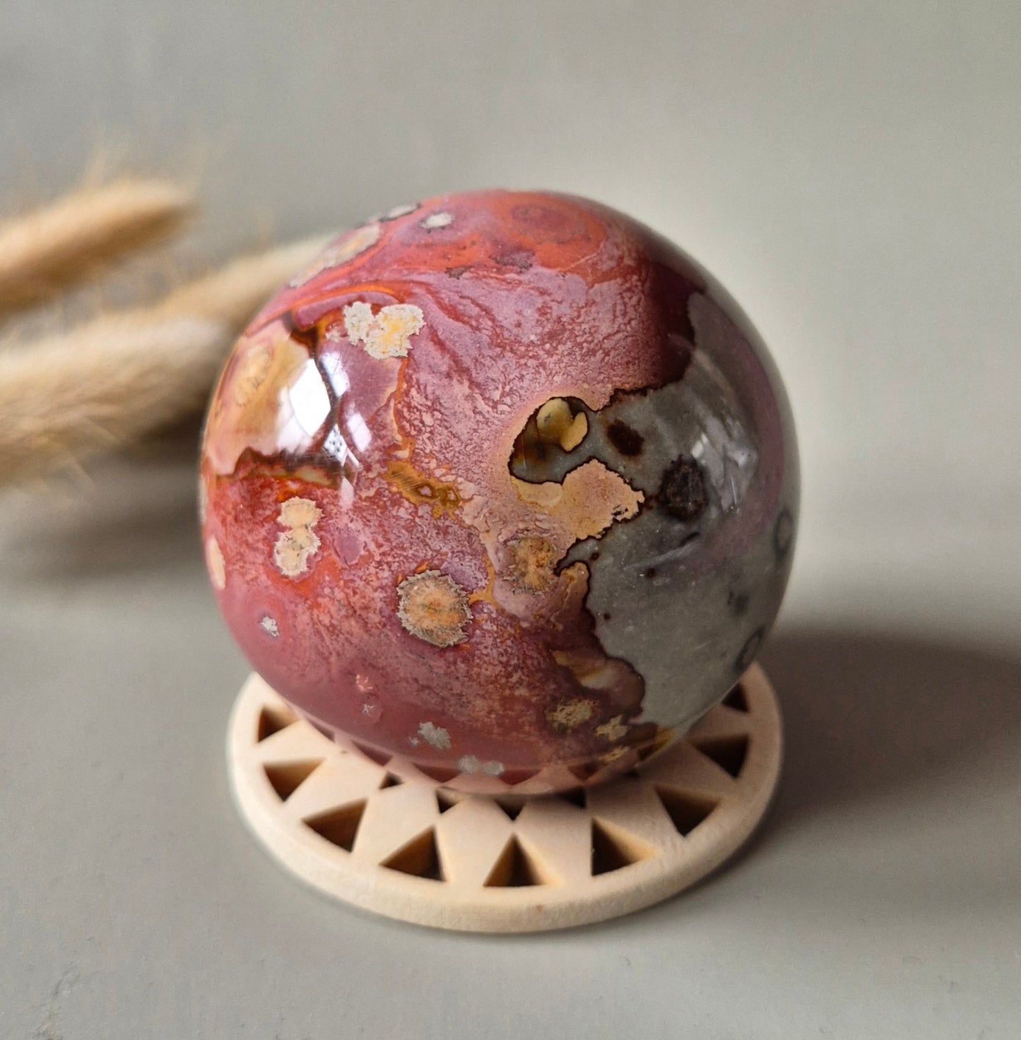 Ocean Jasper Polychroom Edelsteen Bol 60mm – Rood Oranje Uniek Patroon