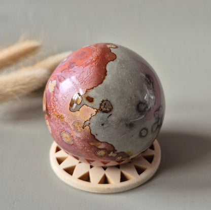 Ocean Jasper Polychroom Edelsteen Bol 60mm – Rood Oranje Uniek Patroon