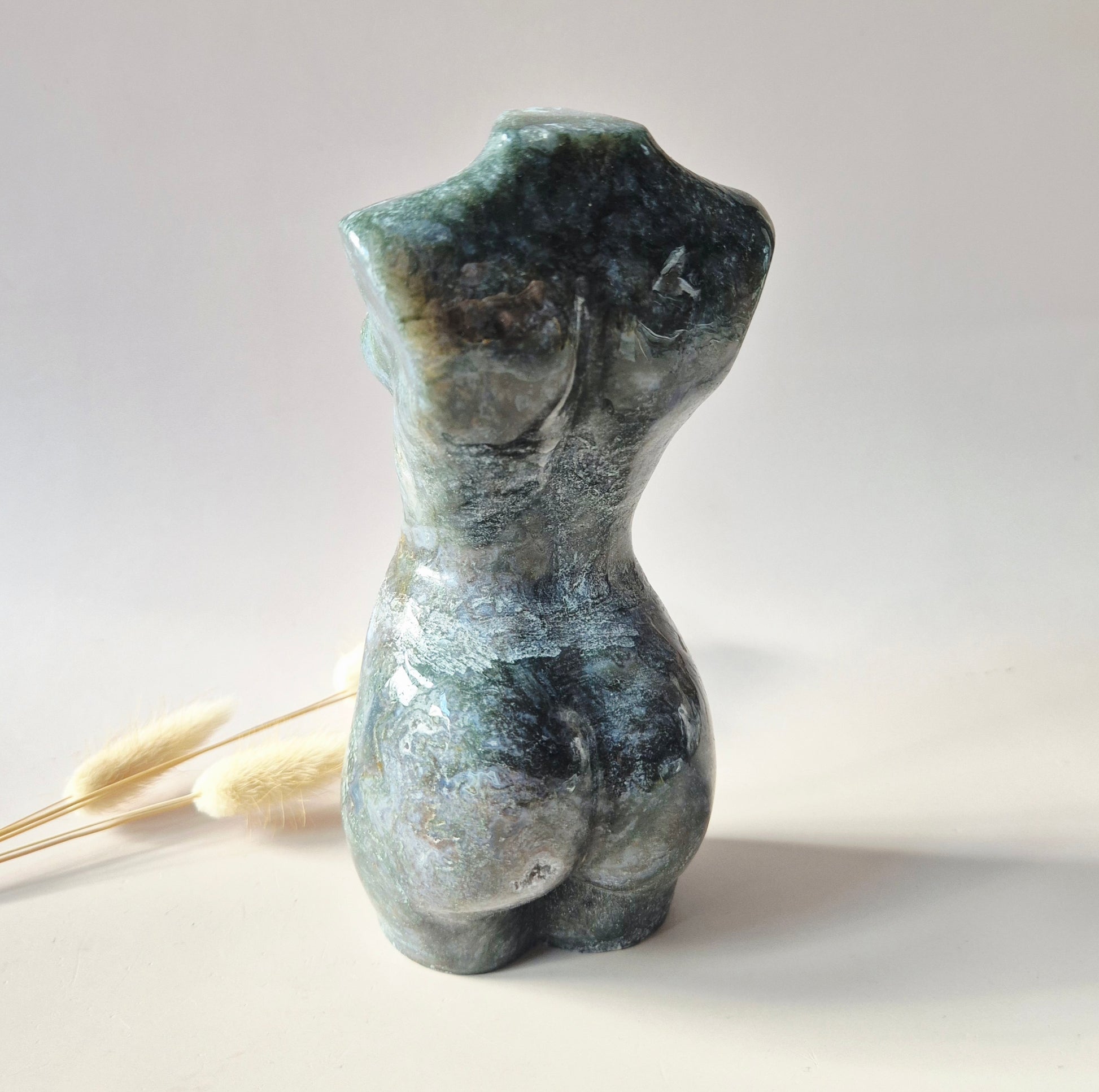 mosagaat vrouwen torso edelsteen beeld 15 cm groene carving