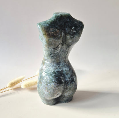 mosagaat vrouwen torso edelsteen beeld 15 cm groene carving