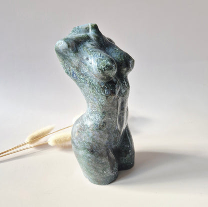 mosagaat vrouwen torso edelsteen beeld 15 cm groene carving