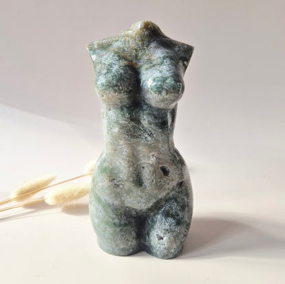 mosagaat vrouwen torso edelsteen beeld 15 cm groene carving
