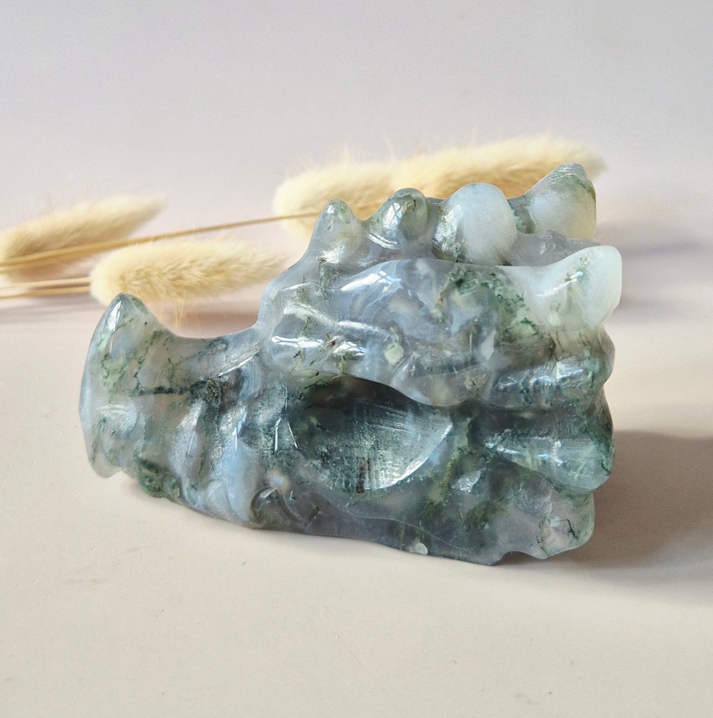 Mosagaat Drakenschedel 9 cm 251g – Dendritische Agaat Skull met Groene Insluitingen