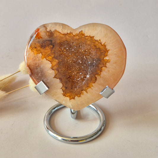 Edelsteen Carnelian Druzy Hart op Standaard 109g – Passie, Kracht & Glinsterende Energie