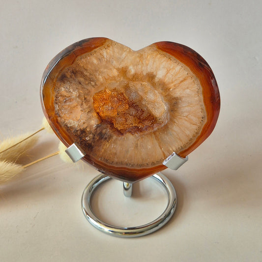 Edelsteen Carnelian Druzy Hart op Standaard 136g – Passie, Kracht & Glinsterende Energie