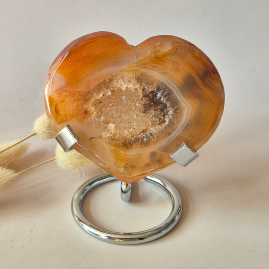 Edelsteen Carnelian Druzy Hart op Standaard 106g – Passie, Kracht & Glinsterende Energie