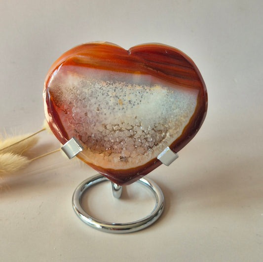 Edelsteen Carnelian Druzy Hart op Standaard 141g – Passie, Kracht & Glinsterende Energie