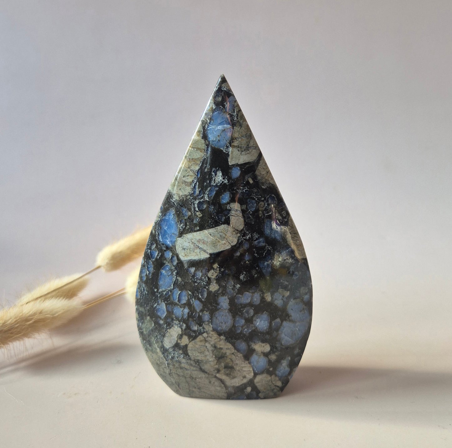 Moosachat – Drusenförmiger, flammenförmiger Edelsteinkristall – D. 12 x 5,5 cm, 215 Gramm Moosachat