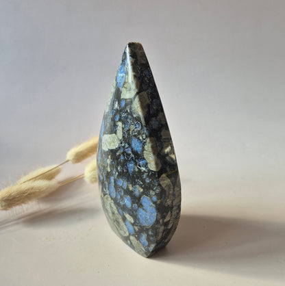 Moosachat – Drusenförmiger, flammenförmiger Edelsteinkristall – D. 12 x 5,5 cm, 215 Gramm Moosachat