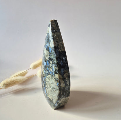 Moosachat – Drusenförmiger, flammenförmiger Edelsteinkristall – D. 12 x 5,5 cm, 215 Gramm Moosachat