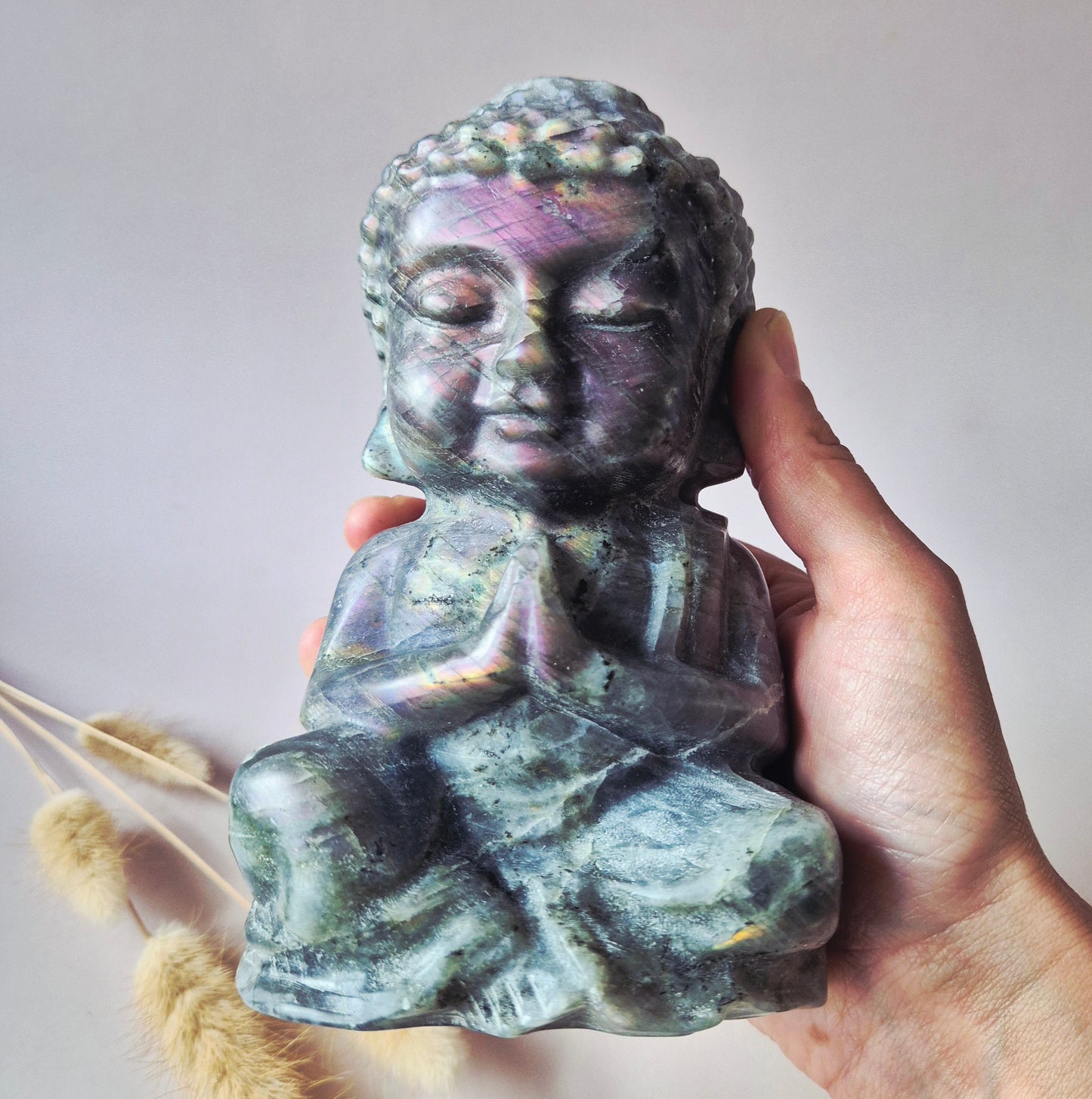 paarse labradoriet buddha, labradoriet beeld, paarse flash labradoriet, grote labradoriet carving, spiritueel buddha beeld, luxe edelsteen decoratie, labradoriet sculptuur, crystal buddha, high flash labradoriet, unieke edelsteen carving, labradoriet meditatie beeld, grote edelsteen buddha, premium labradoriet, moonlight gemstones labradoriet