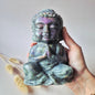 paarse labradoriet buddha, labradoriet beeld, paarse flash labradoriet, grote labradoriet carving, spiritueel buddha beeld, luxe edelsteen decoratie, labradoriet sculptuur, crystal buddha, high flash labradoriet, unieke edelsteen carving, labradoriet meditatie beeld, grote edelsteen buddha, premium labradoriet, moonlight gemstones labradoriet