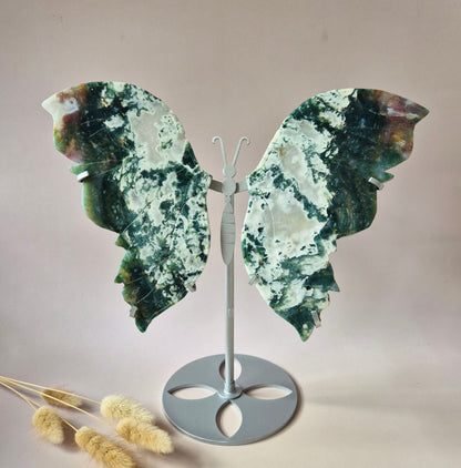 Grote handgeslepen mosagaat vlinder op metalen standaard met groene dendritische patronen en witte chalcedoonstructuren, 650 gram en 19 cm breed.