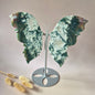 Grote handgeslepen mosagaat vlinder op metalen standaard met groene dendritische patronen en witte chalcedoonstructuren, 650 gram en 19 cm breed.