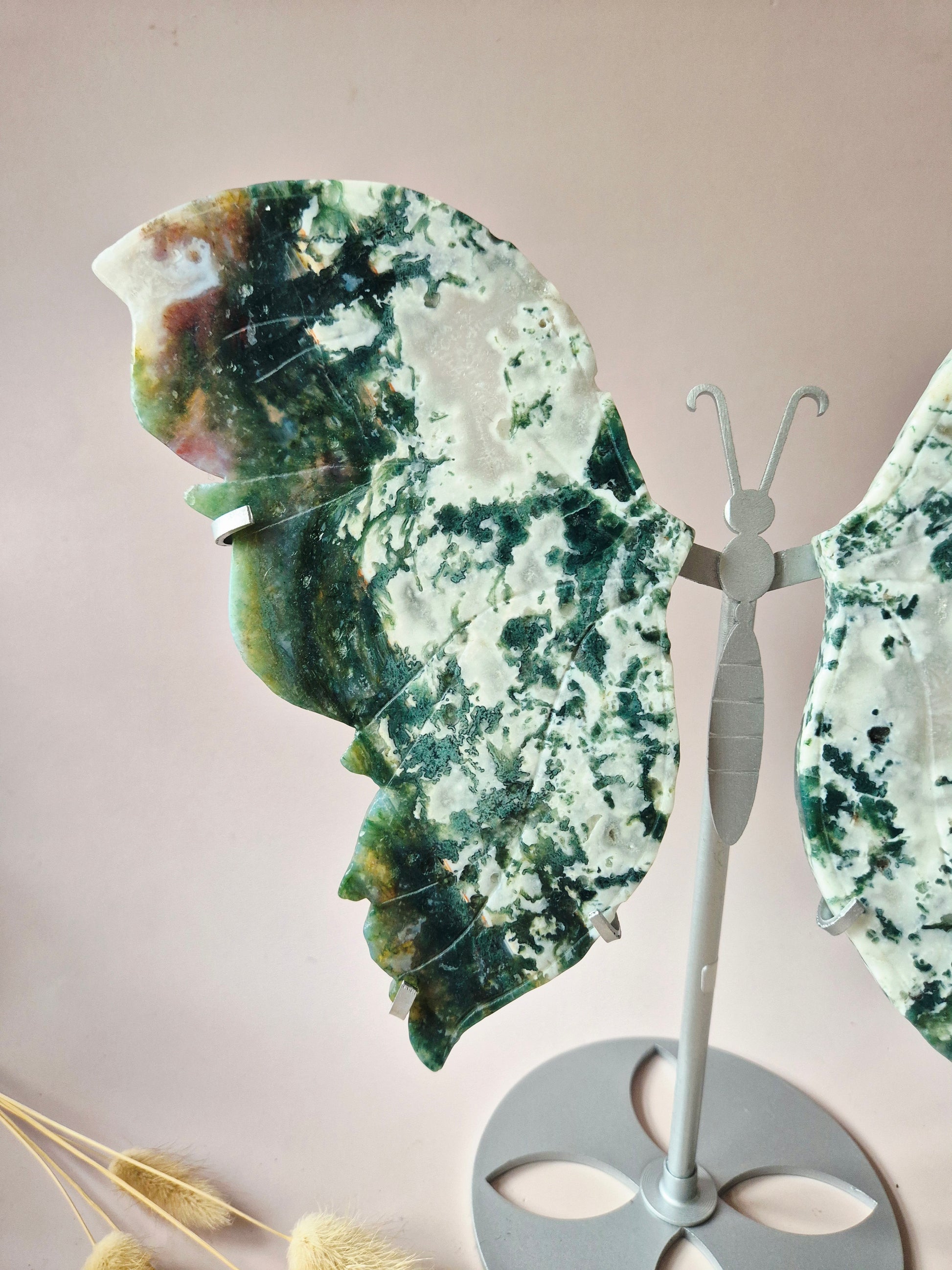 Grote handgeslepen mosagaat vlinder op metalen standaard met groene dendritische patronen en witte chalcedoonstructuren, 650 gram en 19 cm breed.