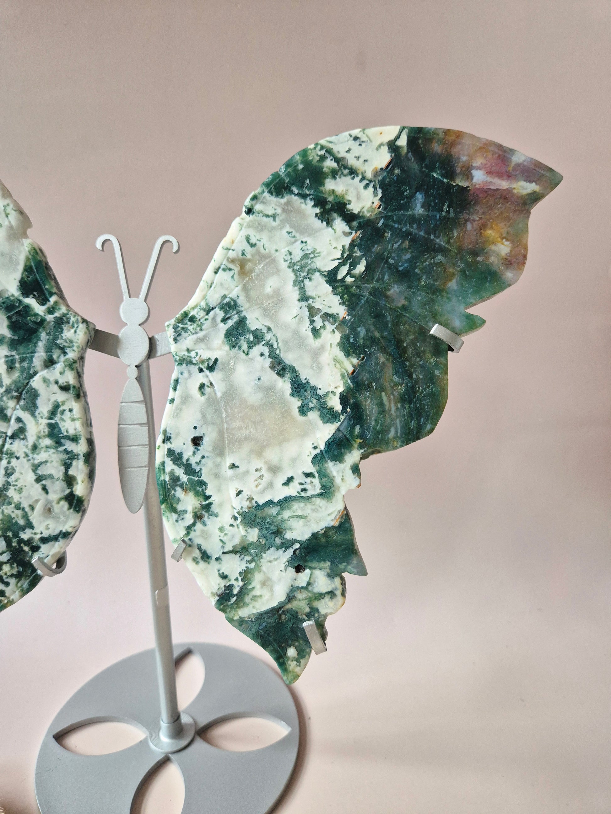 Grote handgeslepen mosagaat vlinder op metalen standaard met groene dendritische patronen en witte chalcedoonstructuren, 650 gram en 19 cm breed.