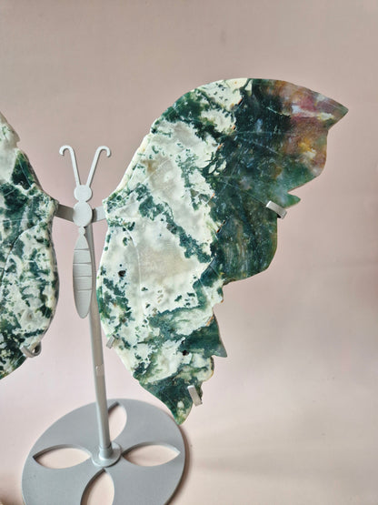 Grote handgeslepen mosagaat vlinder op metalen standaard met groene dendritische patronen en witte chalcedoonstructuren, 650 gram en 19 cm breed.