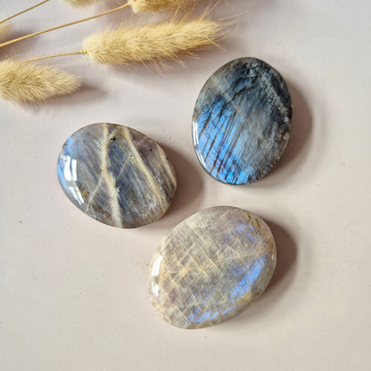 Blauer Mondstein Herz (mit schönem Blitz) Palmstein Handstein