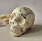 Grote handgeslepen Crazy Lace Agaat skull van circa 700 gram met natuurlijke crème en caramelkleurige patronen en glanzende afwerking.