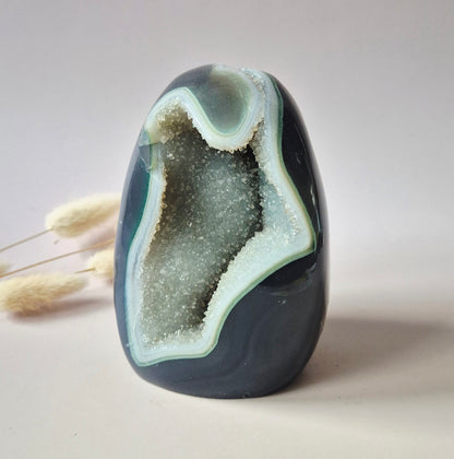 Druzy Grauer Achat - Tropfenförmiger stehender Edelsteinkristall - Nr. 12. 86 Gramm