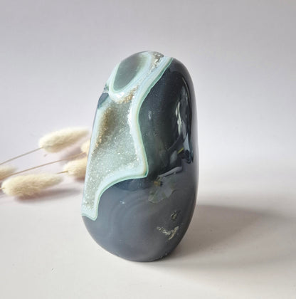 Druzy Grauer Achat - Tropfenförmiger stehender Edelsteinkristall - Nr. 12. 86 Gramm