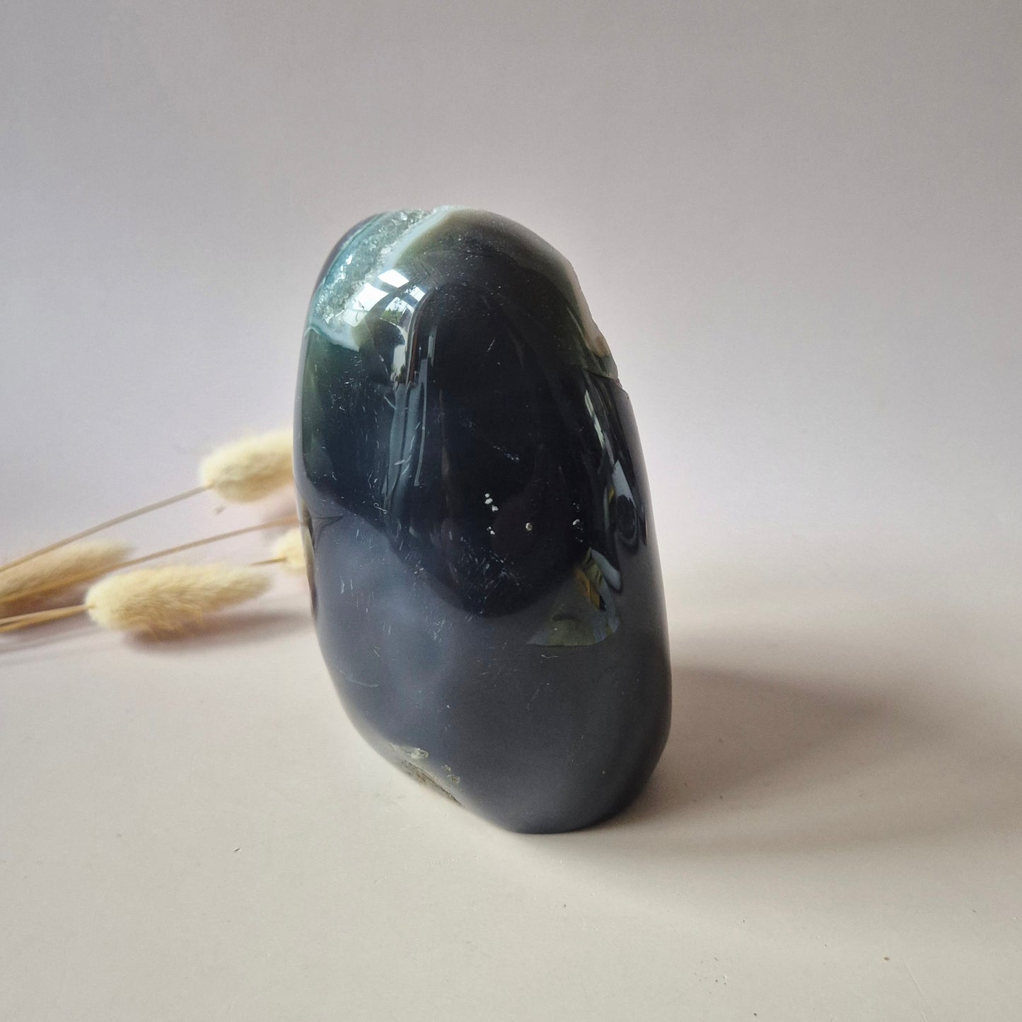 Druzy Grauer Achat - Tropfenförmiger stehender Edelsteinkristall - Nr. 12. 86 Gramm