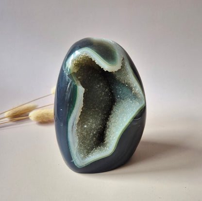 Druzy Grauer Achat - Tropfenförmiger stehender Edelsteinkristall - Nr. 12. 86 Gramm