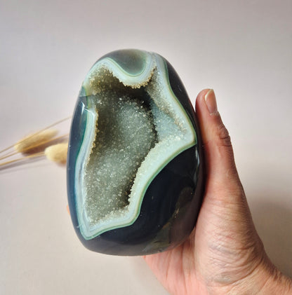 Druzy Grauer Achat - Tropfenförmiger stehender Edelsteinkristall - Nr. 12. 86 Gramm