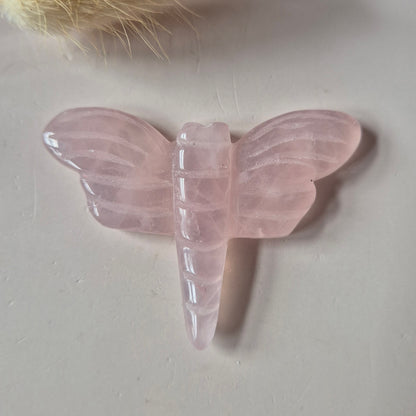 Rozenkwarts Libelle 5 cm – crystal carving in diverse steensoorten Edelsteen