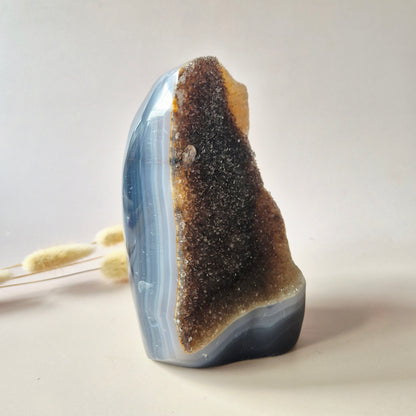 Druzy Grauer Achat - Tropfenförmiger stehender Edelsteinkristall - Nr. 12. 86 Gramm