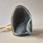 Druzy Grauer Achat - Tropfenförmiger stehender Edelsteinkristall - Nr. 12. 86 Gramm