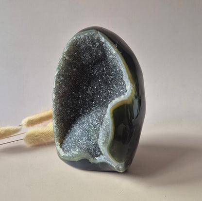 Druzy Grauer Achat - Tropfenförmiger stehender Edelsteinkristall - Nr. 12. 86 Gramm