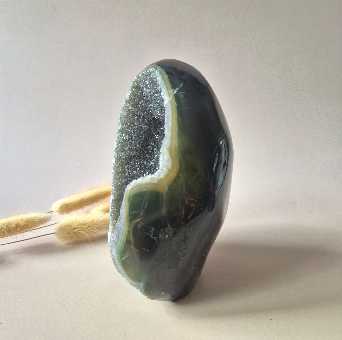 Druzy Grauer Achat - Tropfenförmiger stehender Edelsteinkristall - Nr. 12. 86 Gramm
