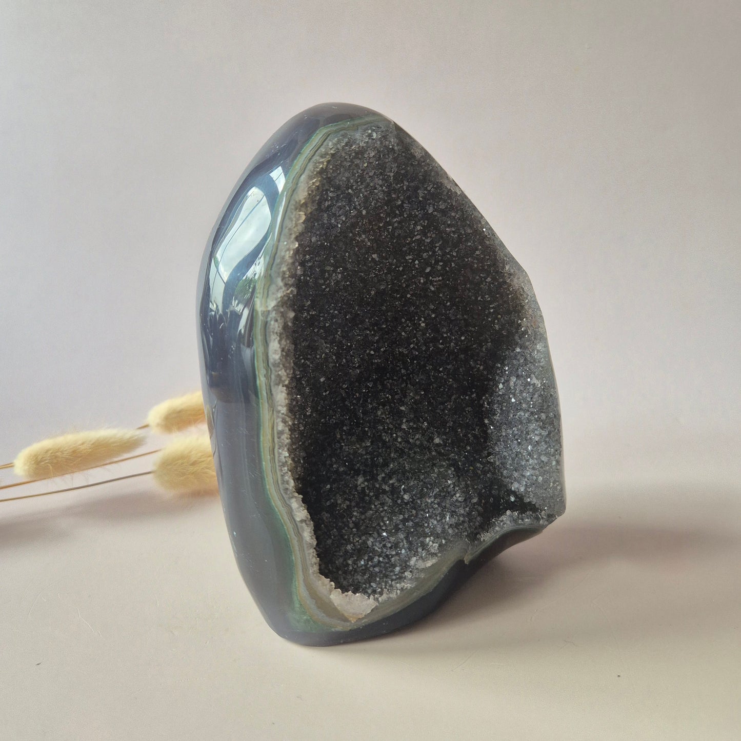 Druzy Grauer Achat - Tropfenförmiger stehender Edelsteinkristall - Nr. 12. 86 Gramm