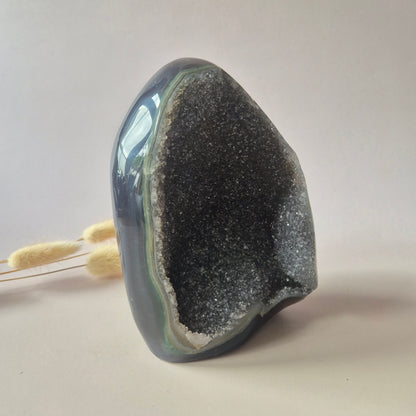 Druzy Grauer Achat - Tropfenförmiger stehender Edelsteinkristall - Nr. 12. 86 Gramm