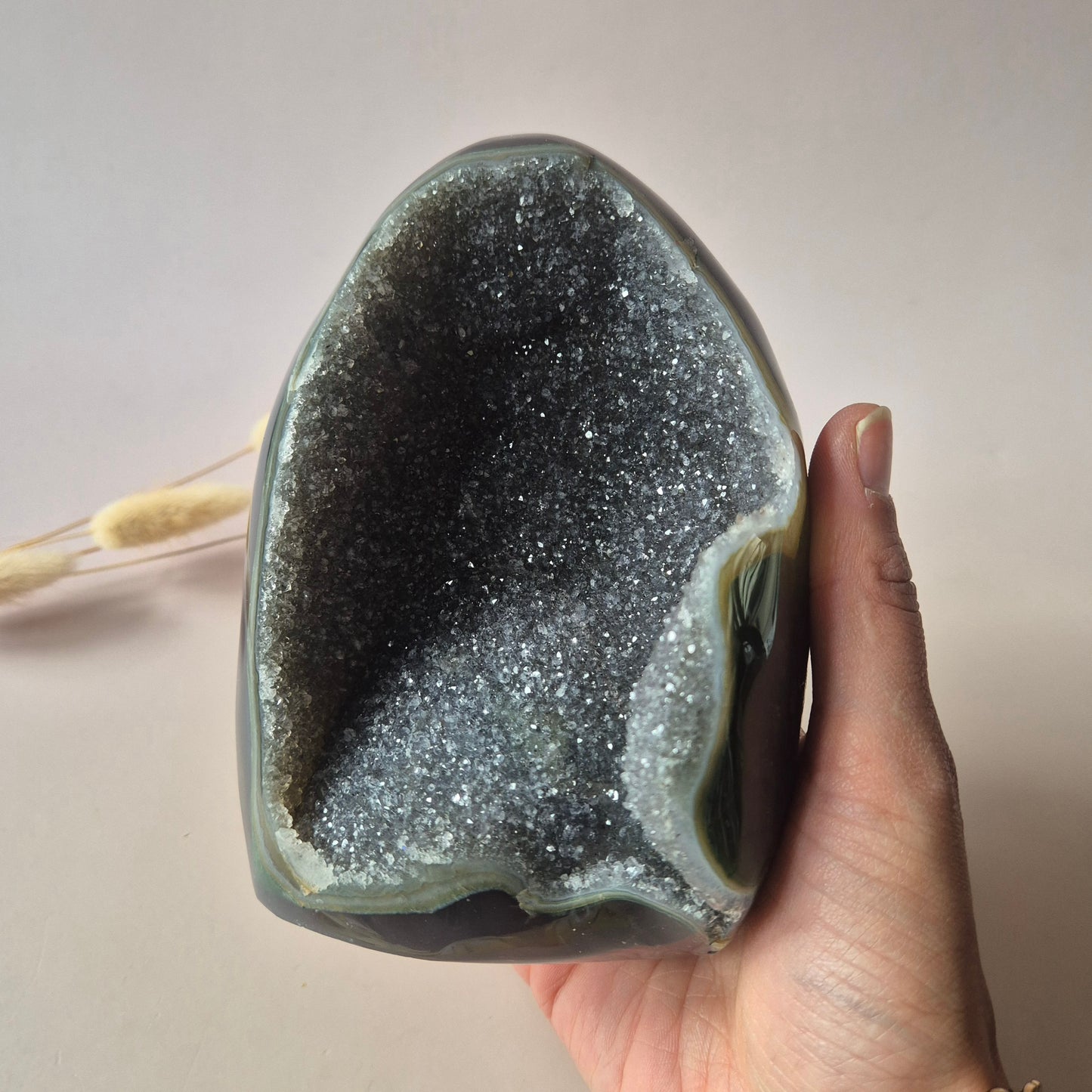 Druzy Grauer Achat - Tropfenförmiger stehender Edelsteinkristall - Nr. 12. 86 Gramm
