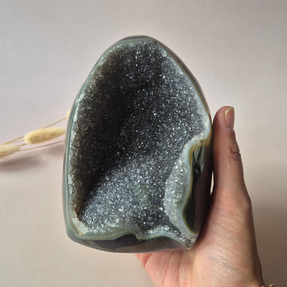 Druzy Grauer Achat - Tropfenförmiger stehender Edelsteinkristall - Nr. 12. 86 Gramm