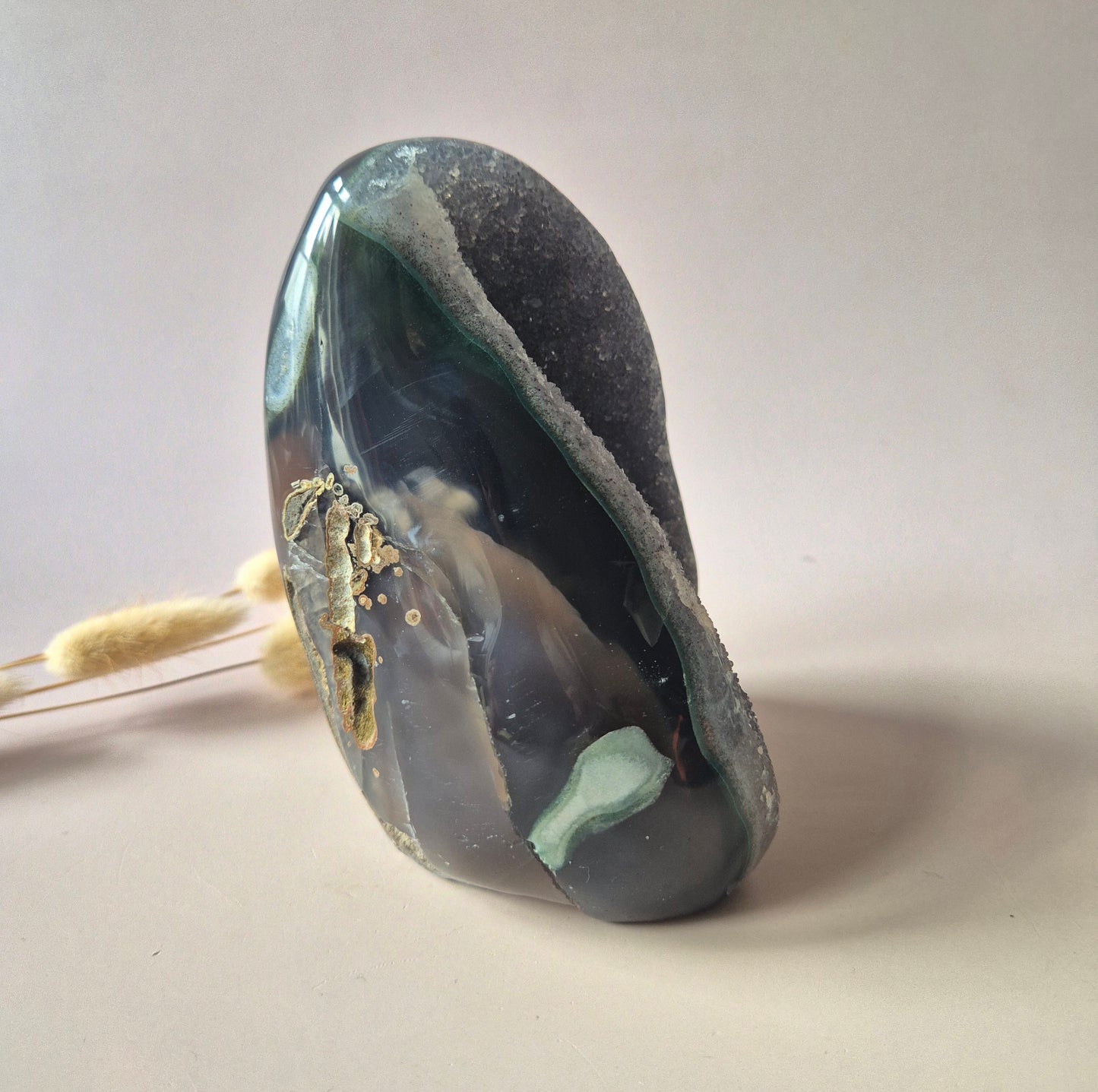 Druzy Grauer Achat - Tropfenförmiger stehender Edelsteinkristall - Nr. 12. 86 Gramm