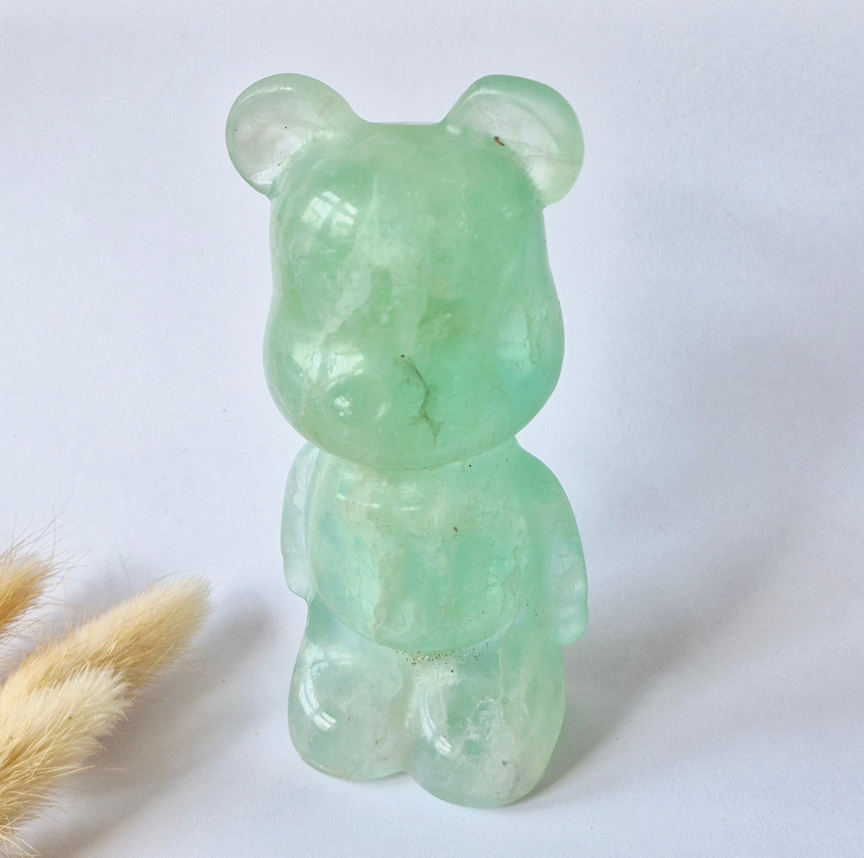Groene fluoriet beer carving van 12 cm en 508 gram met natuurlijke mintgroene kleur en doorschijnende kristalstructuren.