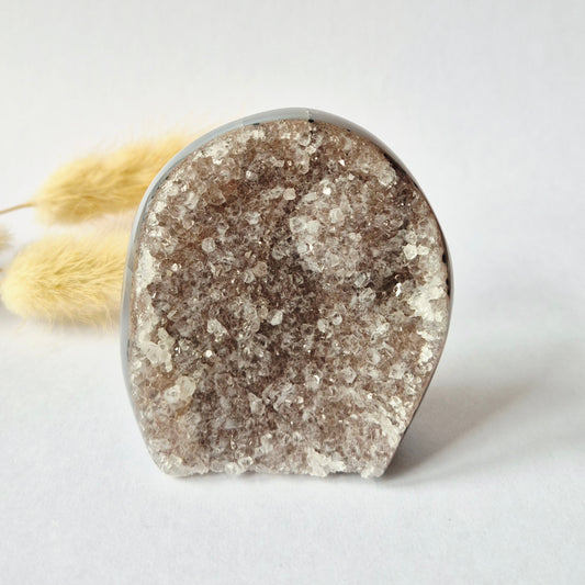 Druzy Grauer Achat - Tropfenförmiger stehender Edelsteinkristall - Nr. 12. 86 Gramm