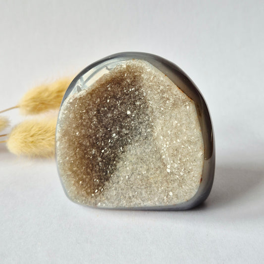 Druzy Grauer Achat - Tropfenförmiger stehender Edelsteinkristall - Nr. 12. 86 Gramm