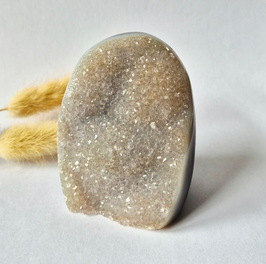 Druzy Grauer Achat - Tropfenförmiger stehender Edelsteinkristall - Nr. 12. 86 Gramm