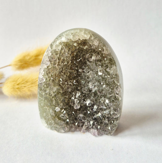 Druzy Grauer Achat - Tropfenförmiger stehender Edelsteinkristall - Nr. 12. 86 Gramm