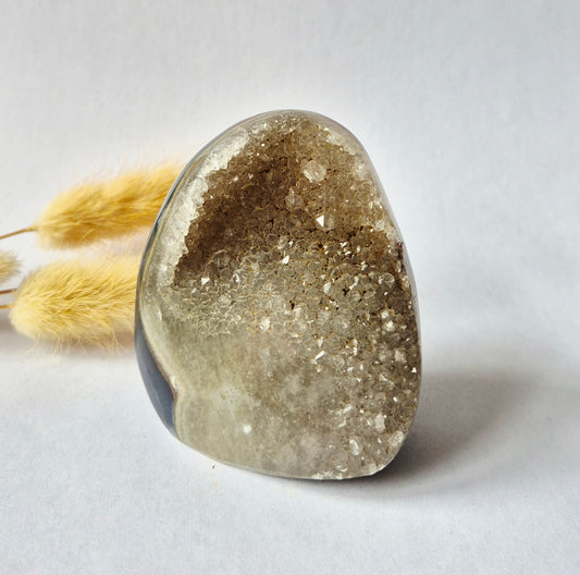Druzy Grauer Achat - Tropfenförmiger stehender Edelsteinkristall - Nr. 12. 86 Gramm