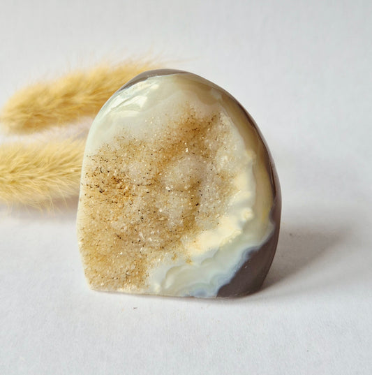Druzy Grauer Achat - Tropfenförmiger stehender Edelsteinkristall - Nr. 12. 86 Gramm