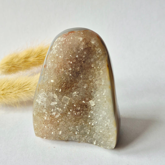 Druzy Grauer Achat - Tropfenförmiger stehender Edelsteinkristall - Nr. 12. 86 Gramm