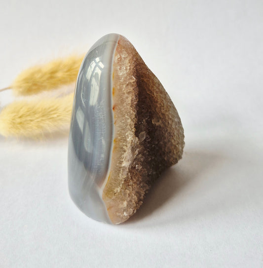 Druzy Grauer Achat - Tropfenförmiger stehender Edelsteinkristall - Nr. 12. 86 Gramm