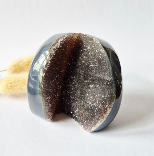 Druzy Grauer Achat - Tropfenförmiger stehender Edelsteinkristall - Nr. 12. 86 Gramm