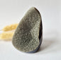 Druzy Grauer Achat - Tropfenförmiger stehender Edelsteinkristall - Nr. 12. 86 Gramm