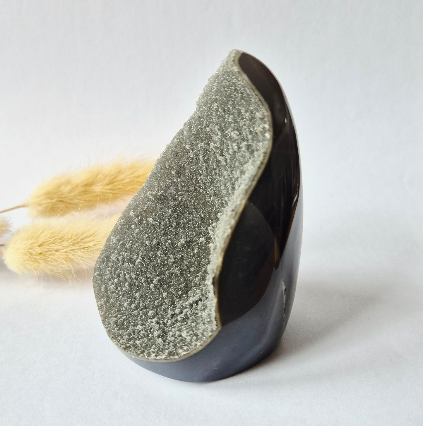 Druzy Grauer Achat - Tropfenförmiger stehender Edelsteinkristall - Nr. 12. 86 Gramm